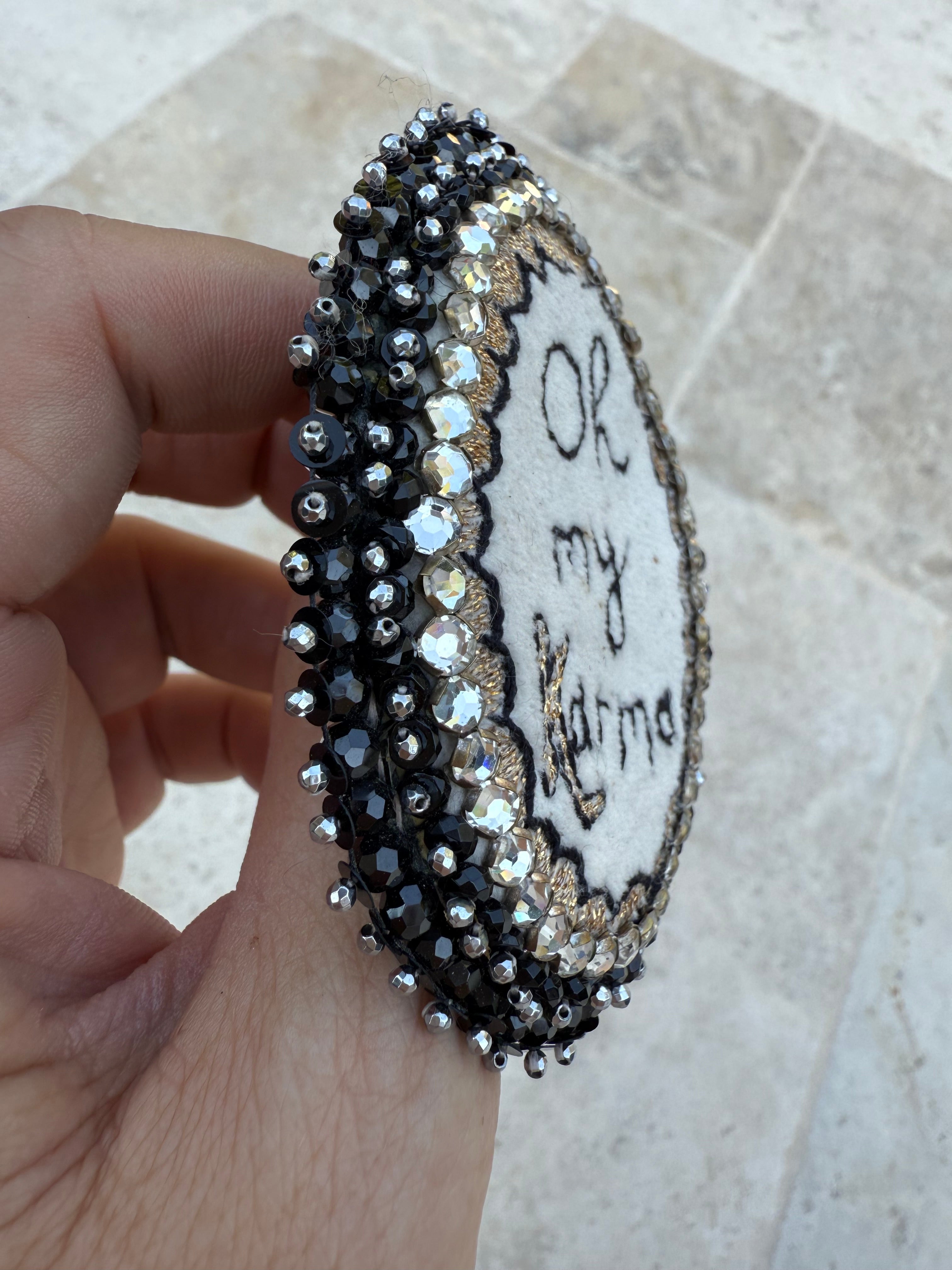 Broche « Oh My Karma »