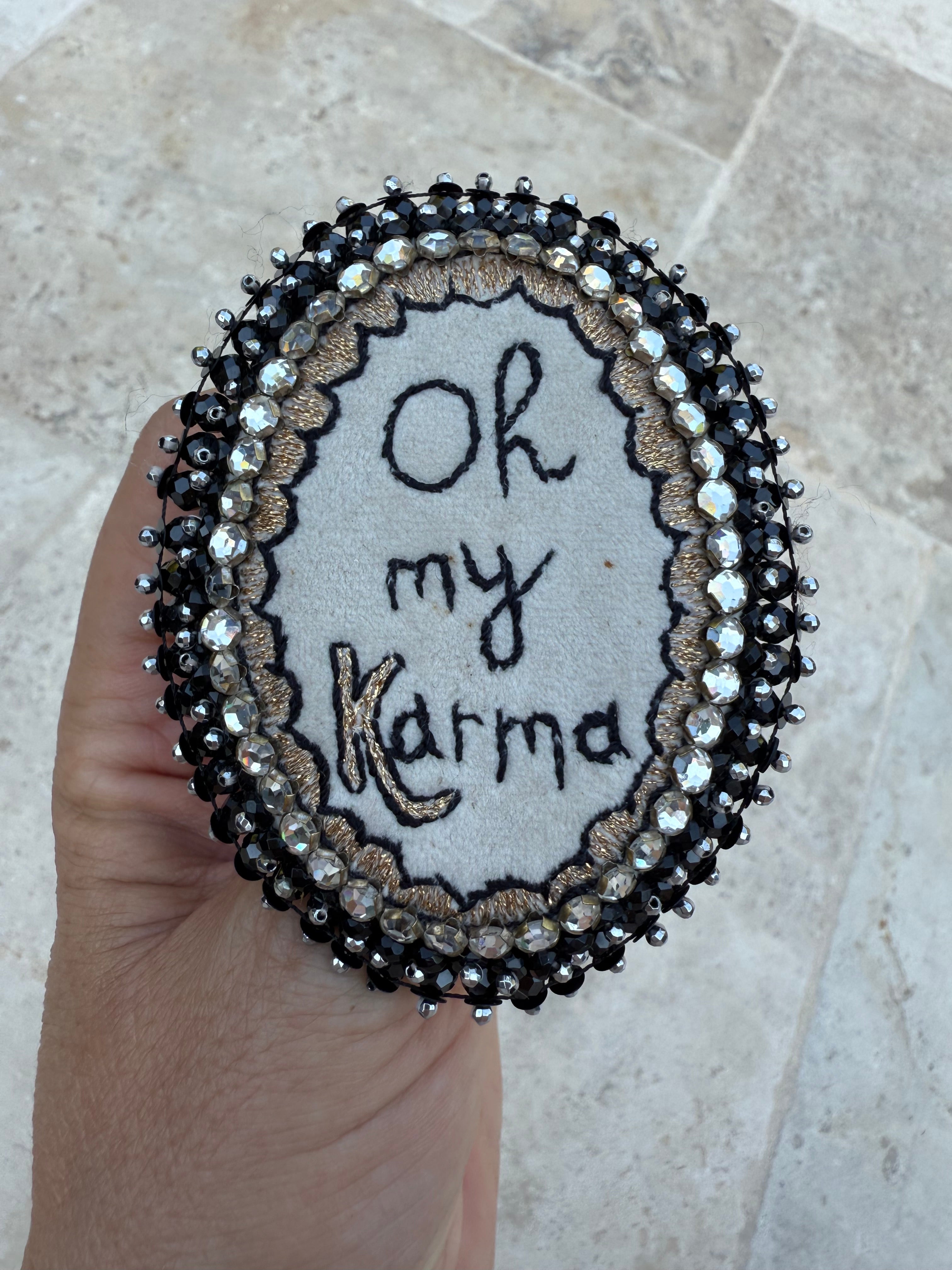 Broche « Oh My Karma »