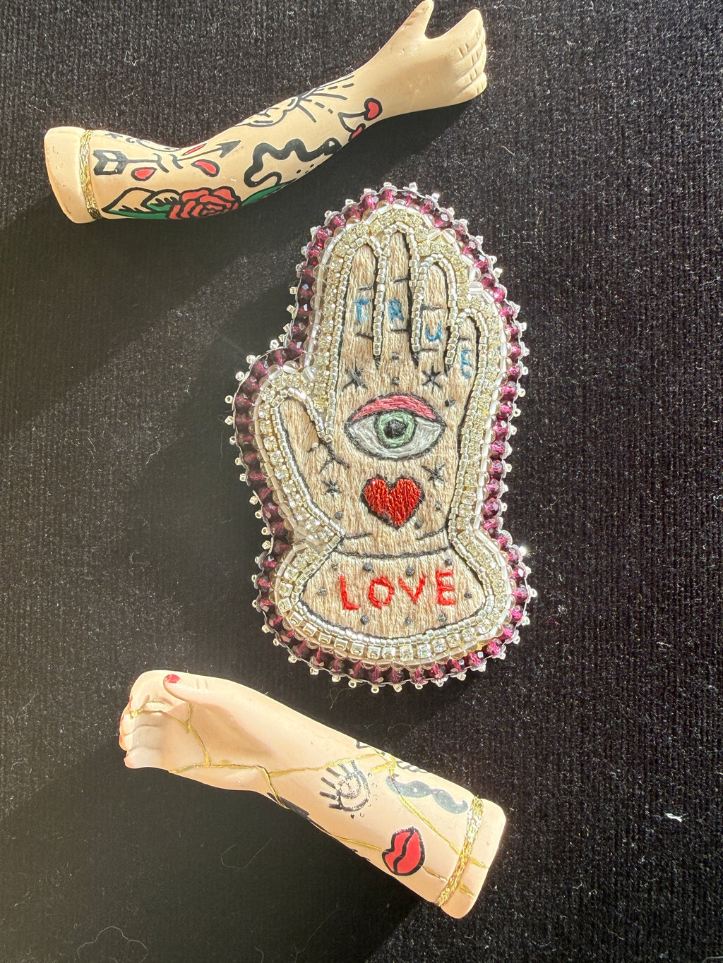 Broche « Mano True Love » Pièce unique