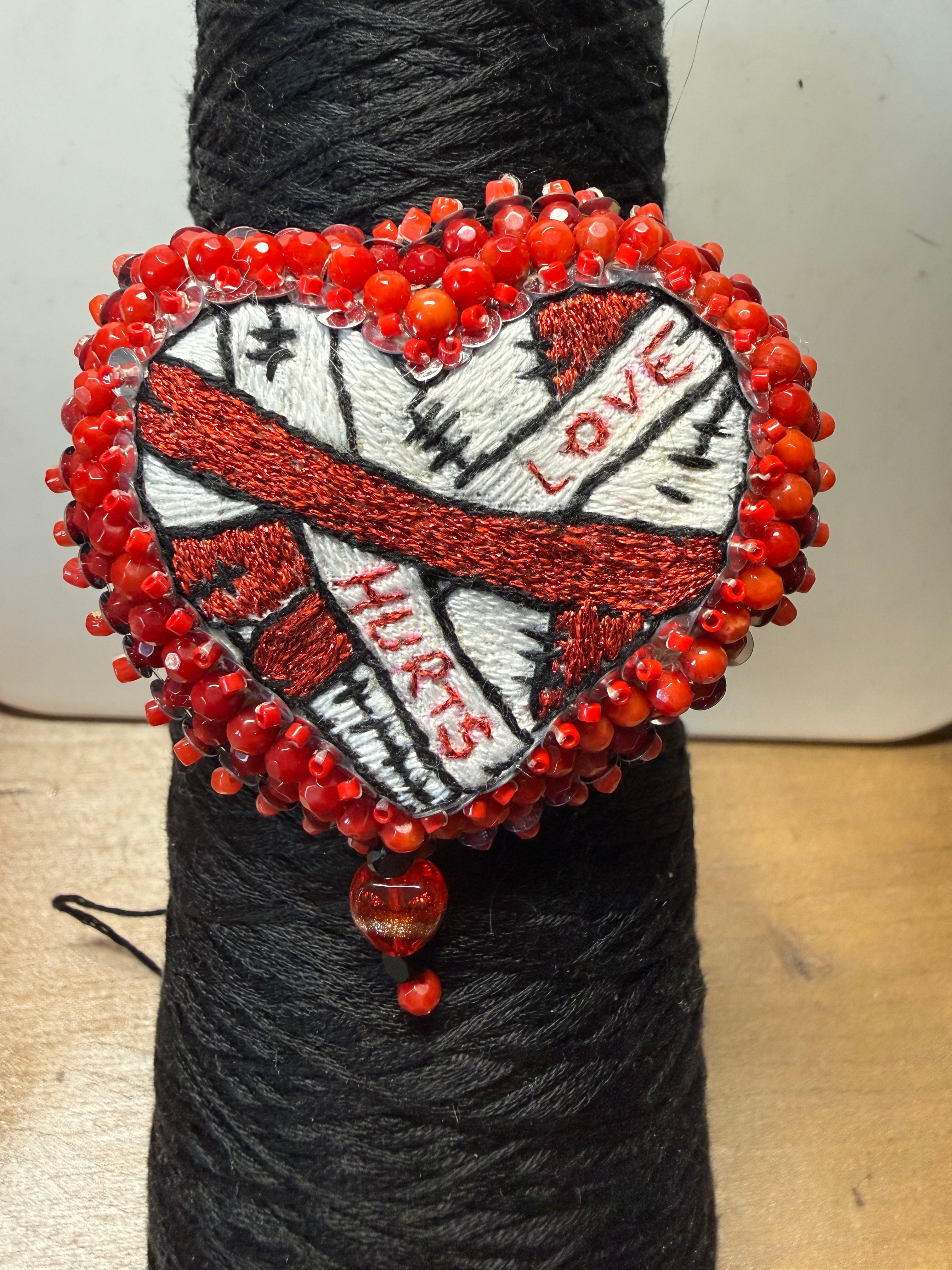 Broche « Love Hurts »