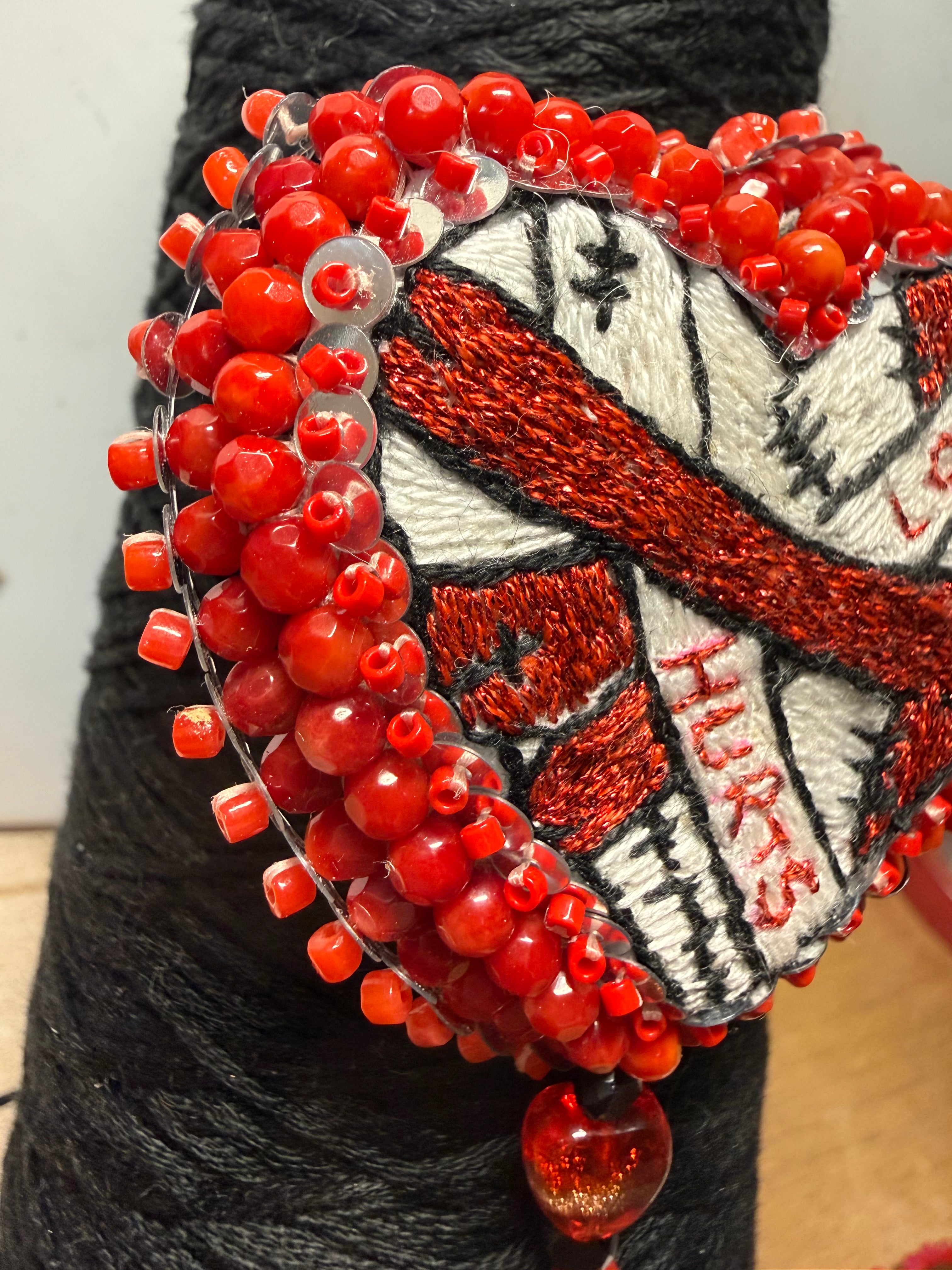 Broche « Love Hurts »