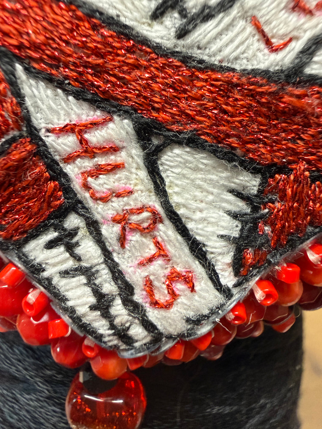 Broche « Love Hurts »