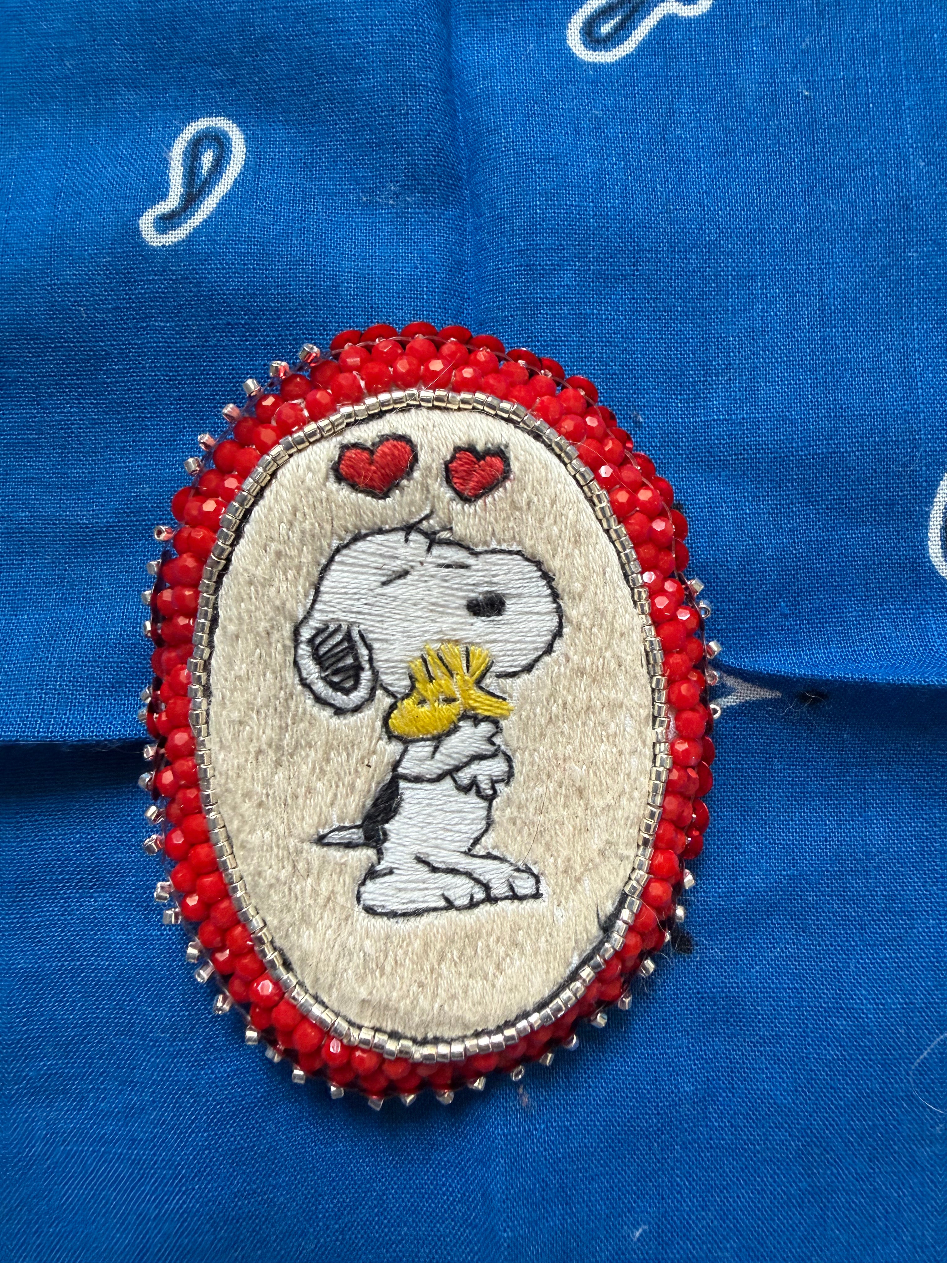 Broche Snoopy rouge