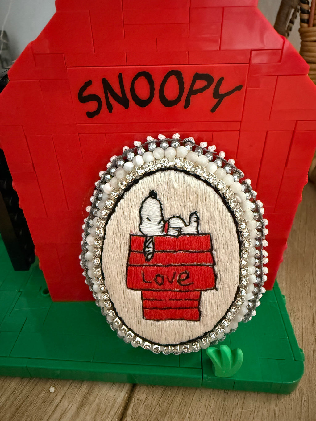 Broche « Snoopy Home »