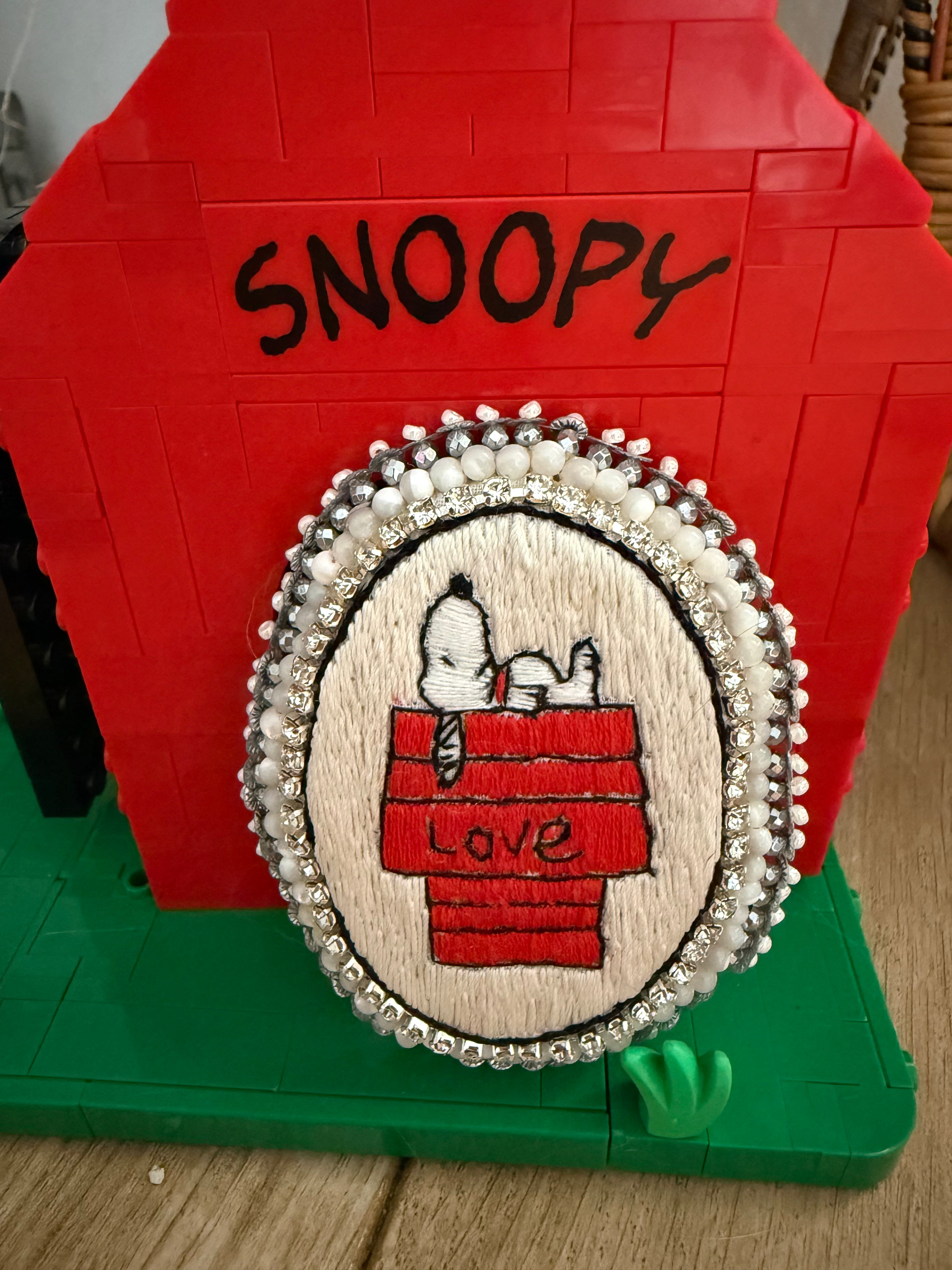 Broche « Snoopy Home »