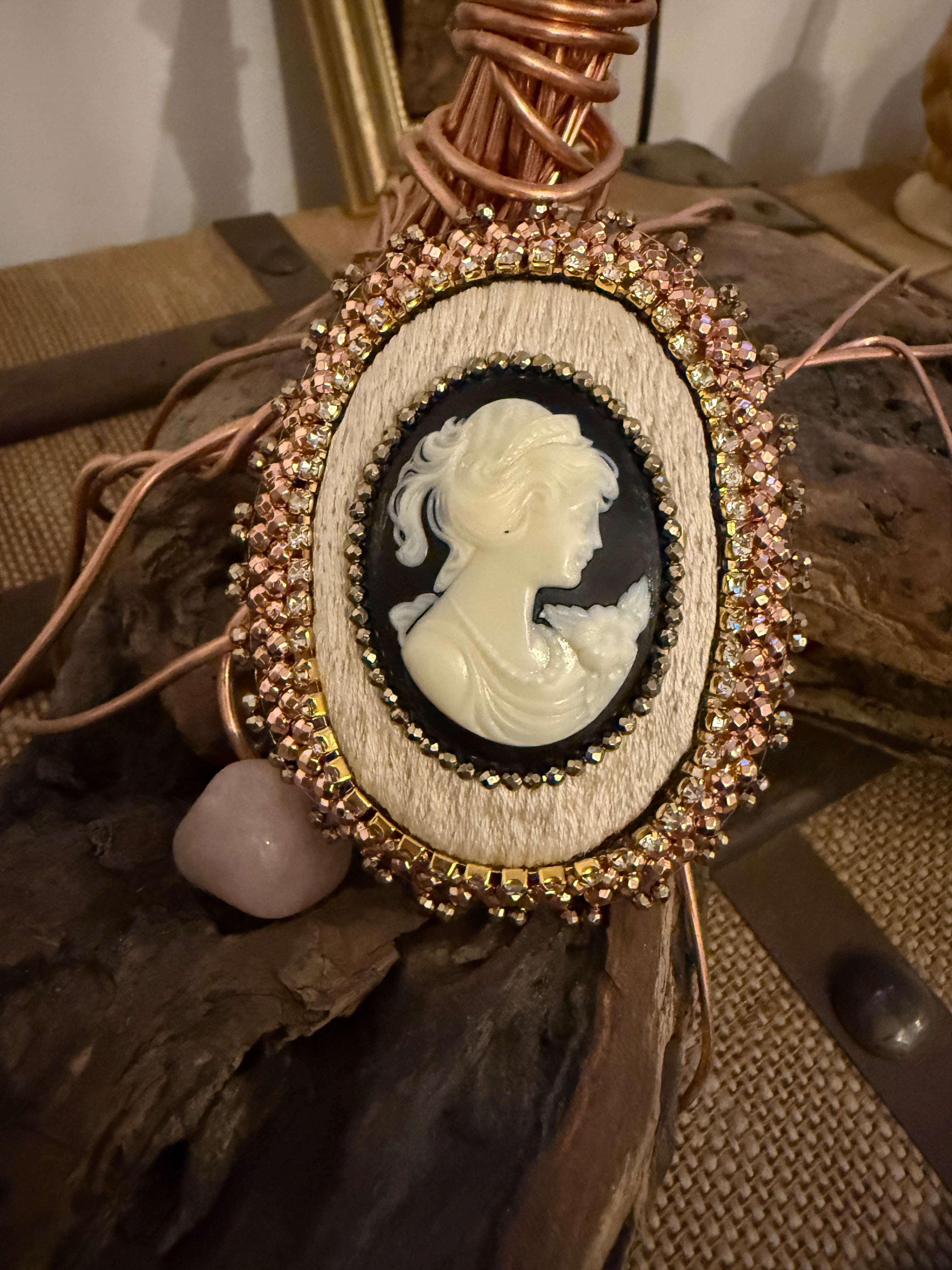 Broche « Camée » noir