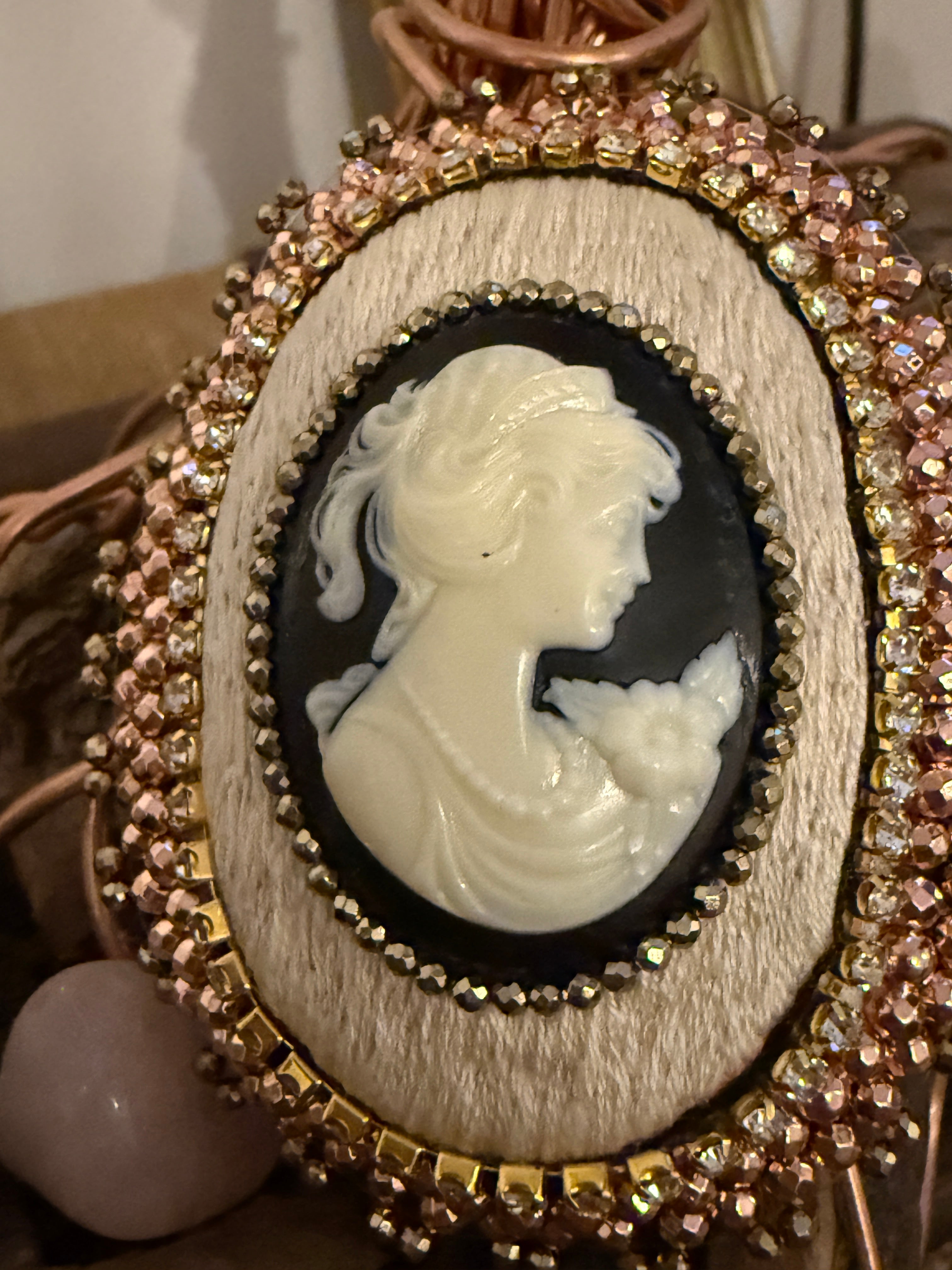 Broche « Camée » noir