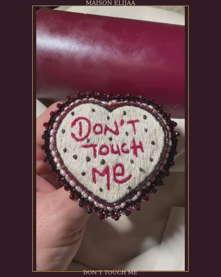 Broche « Don’t Touch Me »