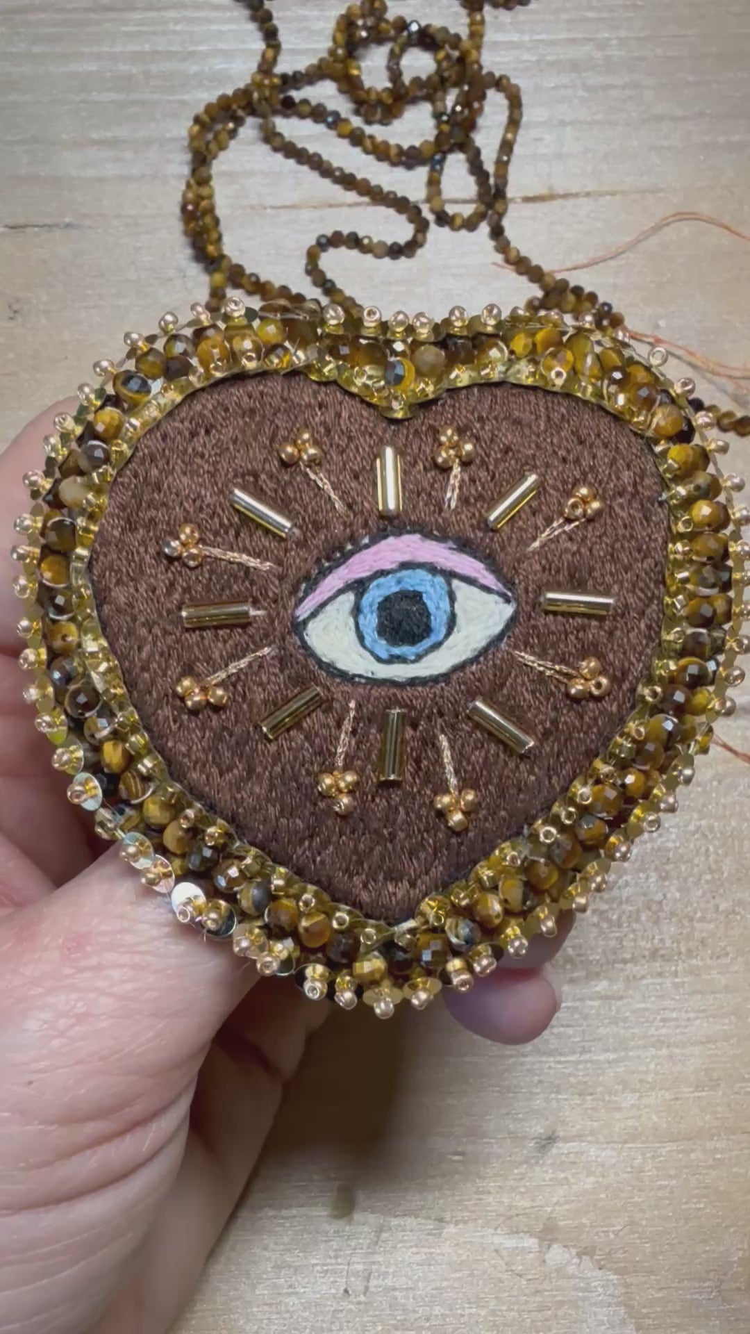 Broche « Nazar & Love » œil de tigre