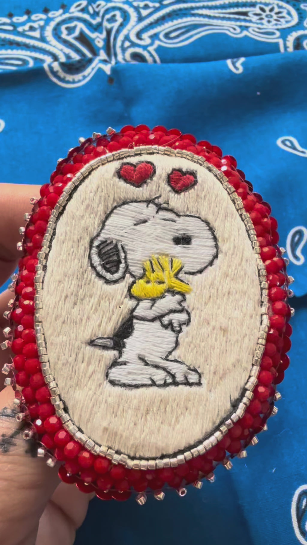 Broche Snoopy rouge
