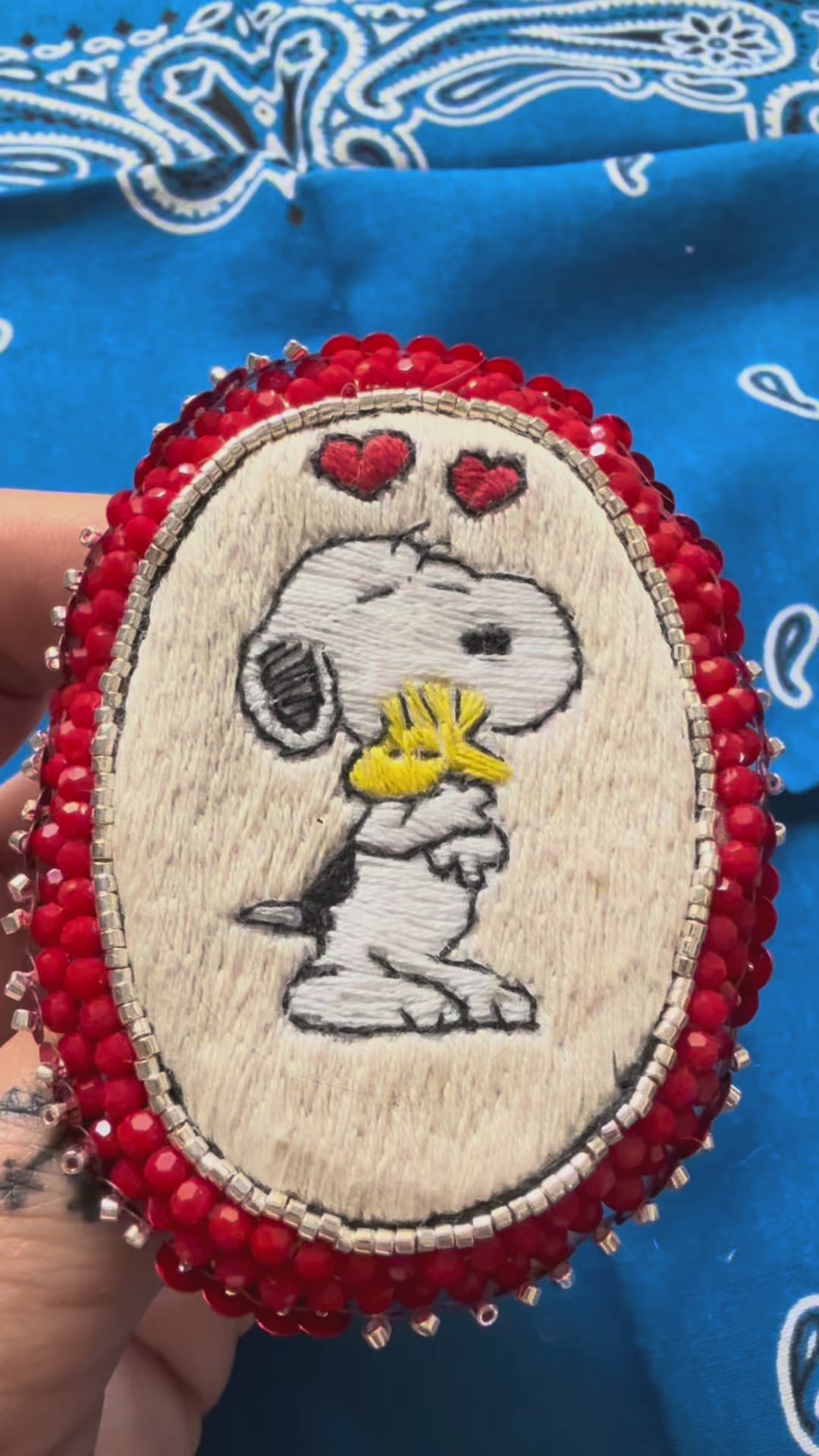 Broche Snoopy rouge