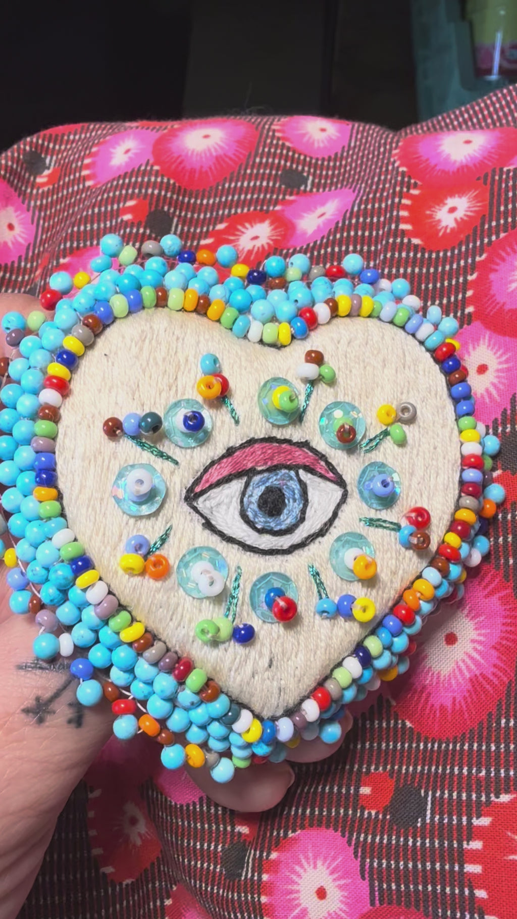 Broche « Nazar & Love » psychédélique