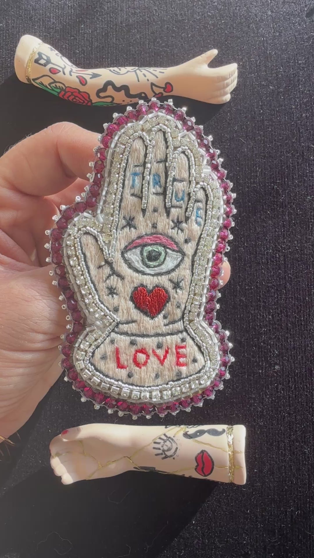 Broche « Mano True Love » Pièce unique