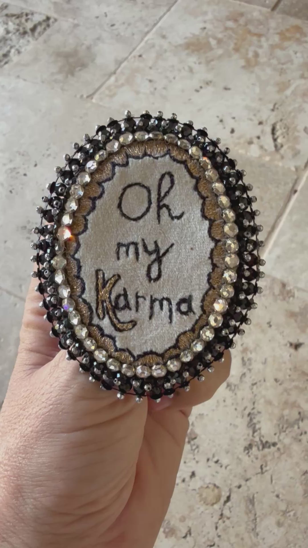 Broche « Oh My Karma »