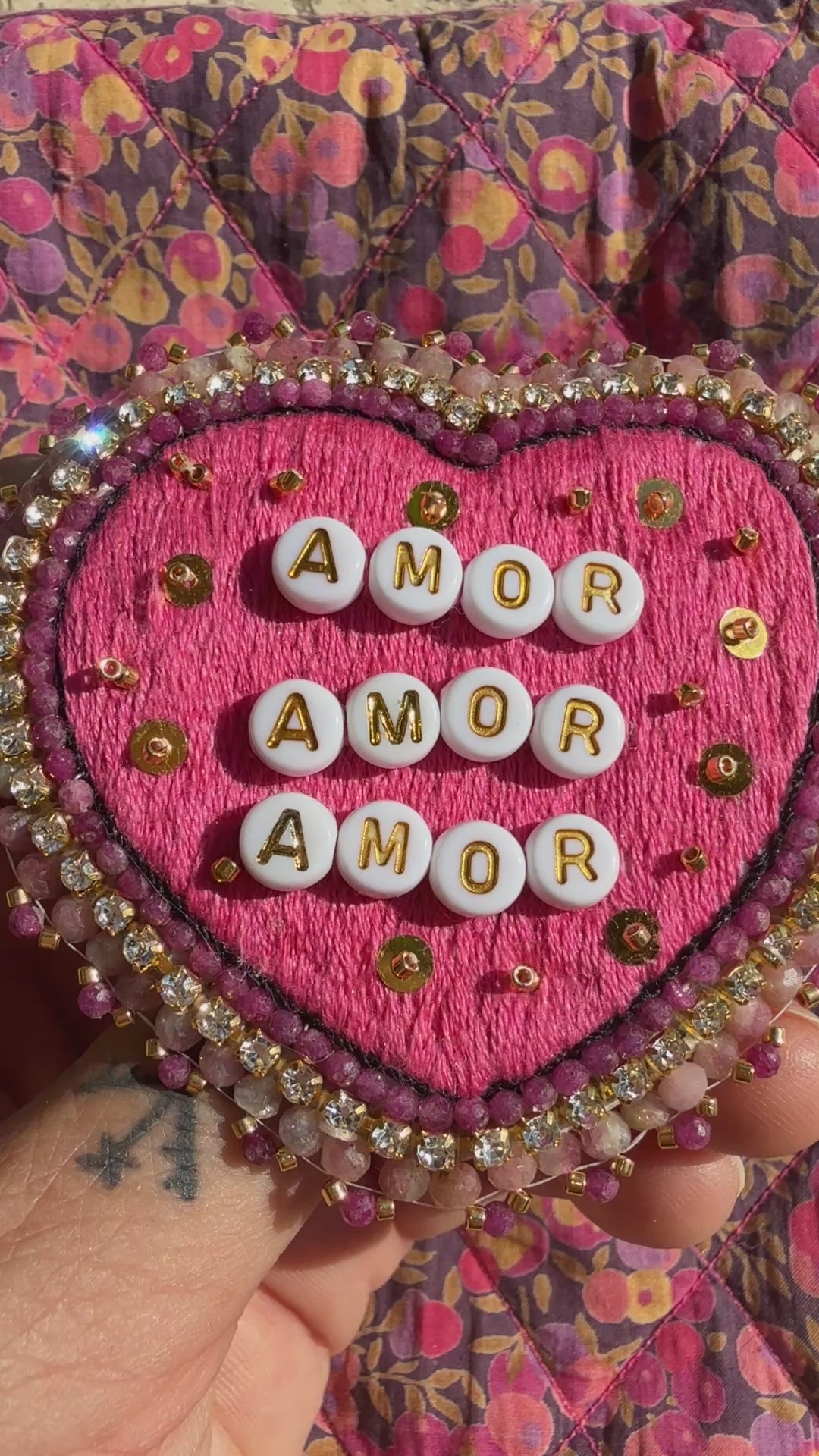 Broche « Amor Amor Amor »