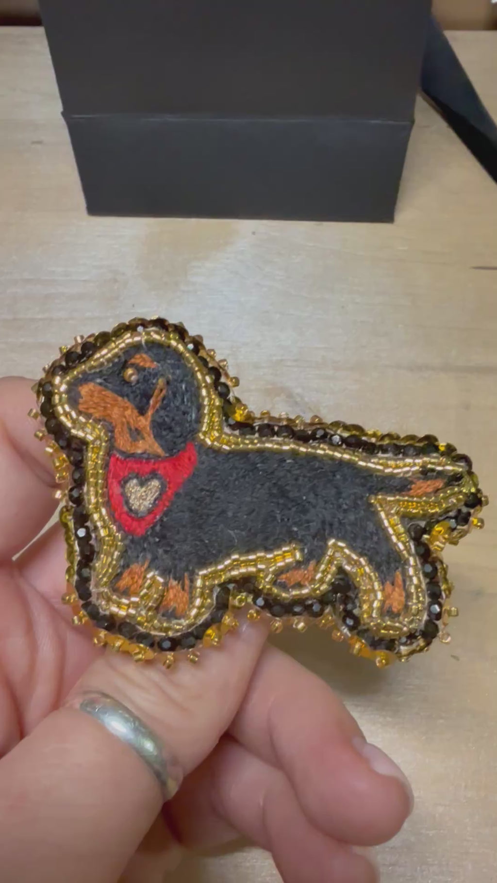 Broche « Teckel » Black