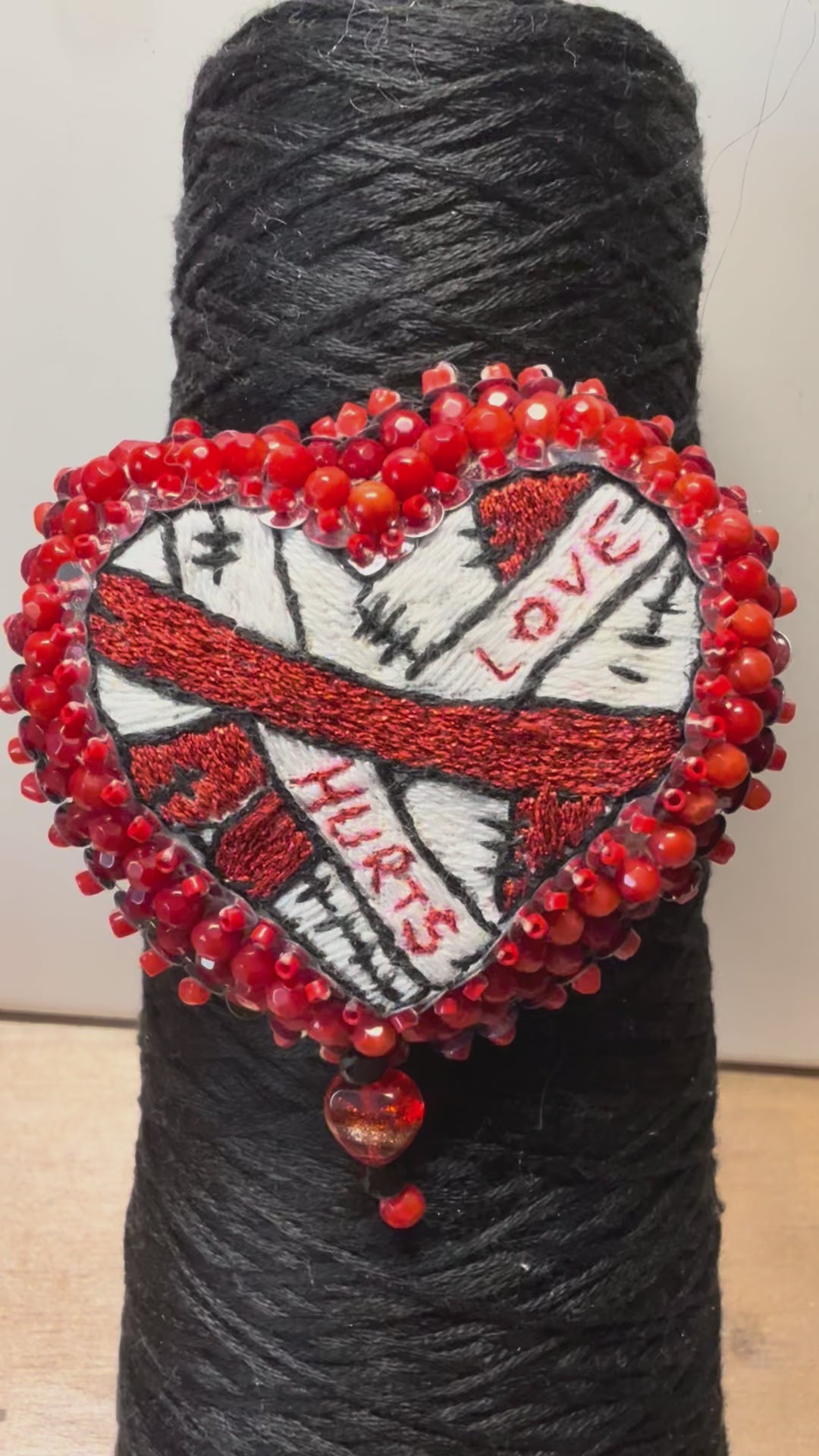 Broche « Love Hurts »